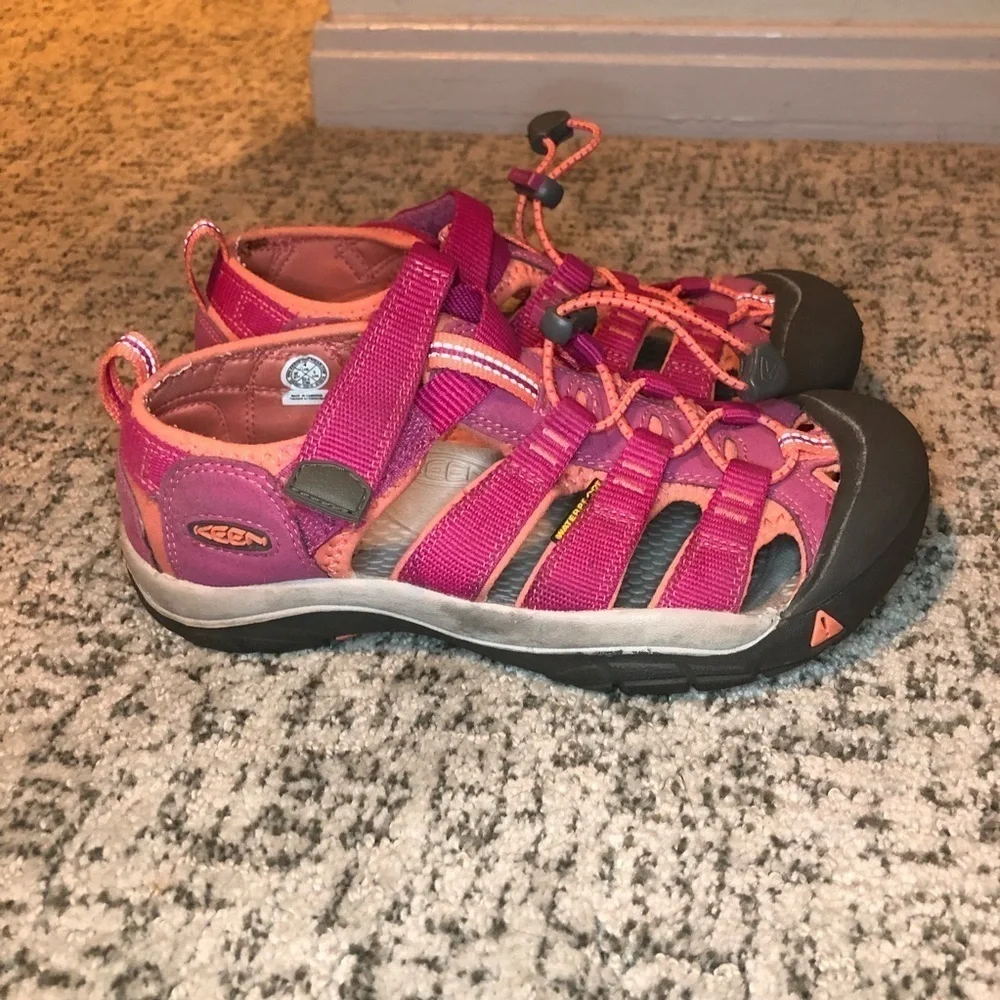 Keen Very Berry & Fusion Coral Newport H2 Sandals Size 4